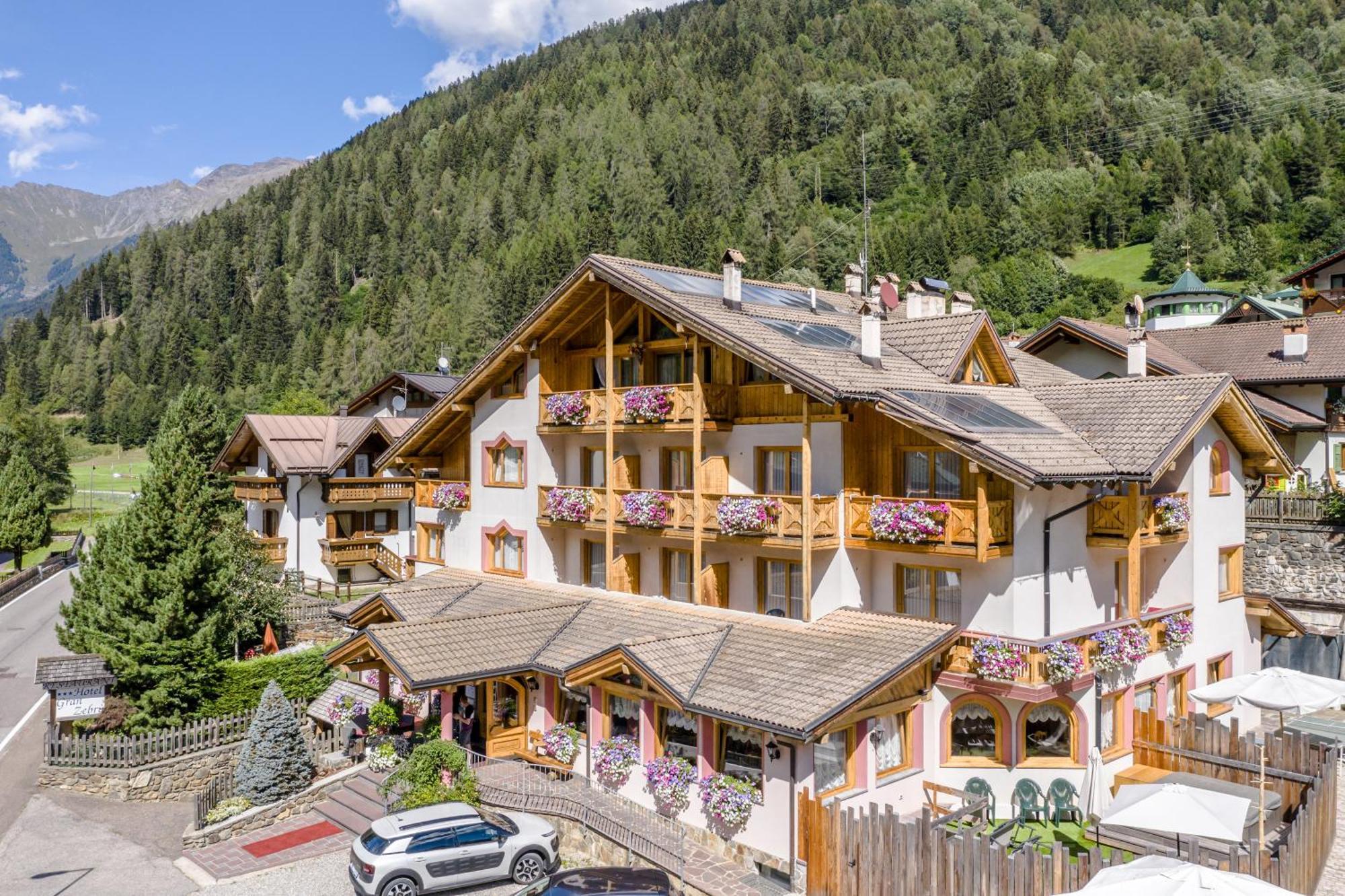 Active Hotel Gran Zebru' Cogolo Exterior photo